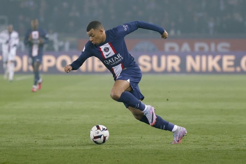 Mbappe nổi bật với tốc độ bứt phá, khả năng dứt điểm sắc bén và lối chơi hiện đại. 
