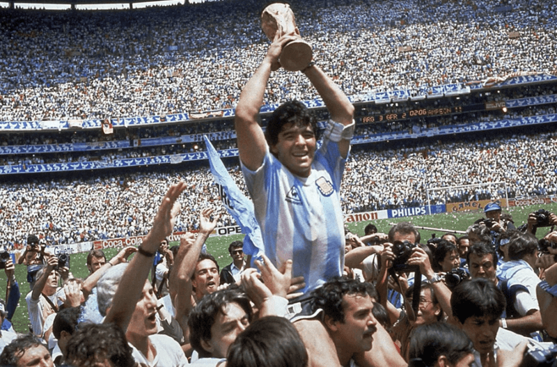 Diego Maradona với những bước chạy thiên tài và tầm ảnh hưởng mang tính biểu tượng văn hóa sâu sắc trong bóng đá.