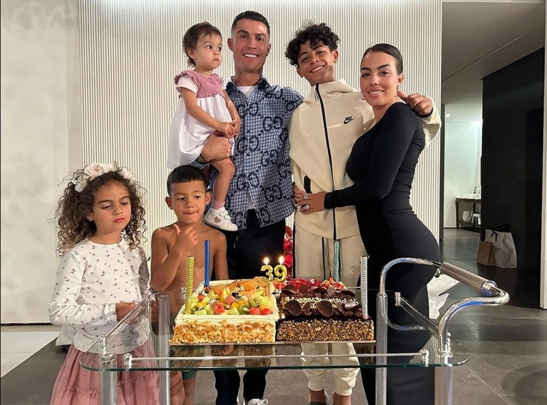 Georgina giữ vai trò quan trọng trong việc chăm sóc, kết nối và xây dựng hình ảnh gia đình ấm áp bên Ronaldo. 