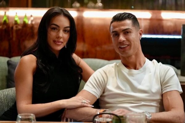 Vợ của Ronaldo: Georgina Rodriguez, gia đình siêu sao