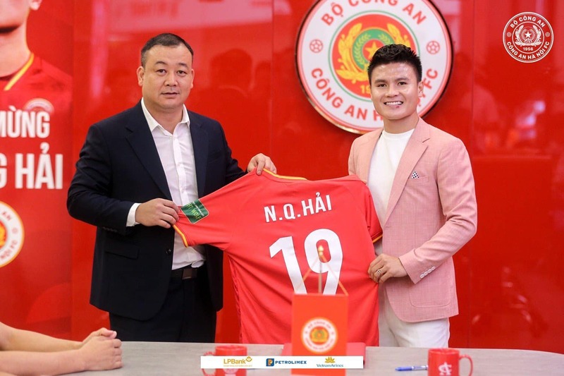 Nguyễn Quang Hải là tiền vệ nổi bật của bóng đá Việt Nam, gắn liền với số áo 19 và những khoảnh khắc đáng nhớ. 
