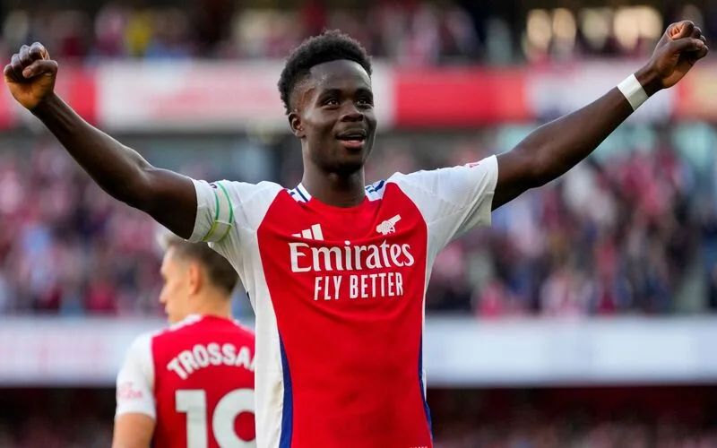 bukayo saka tai nang va phong cach thi dau noi bat