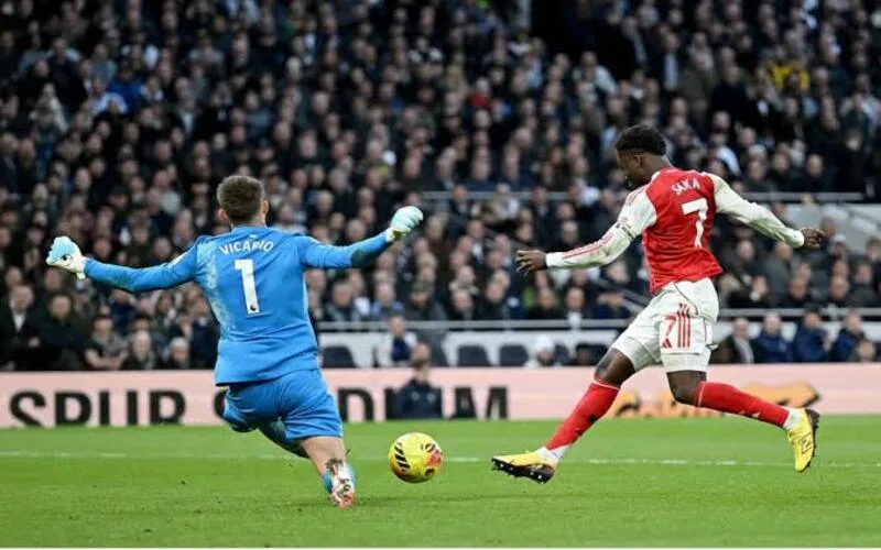 bukayo saka tai nang va phong cach thi dau noi bat