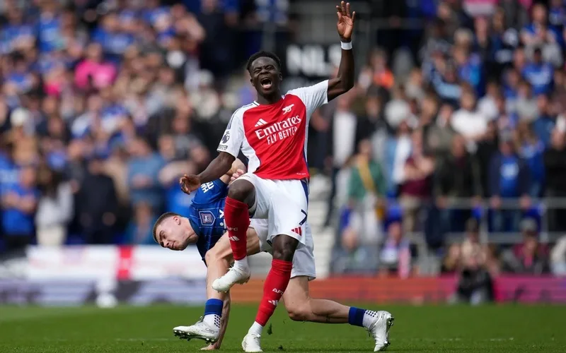 bukayo saka tai nang va phong cach thi dau noi bat